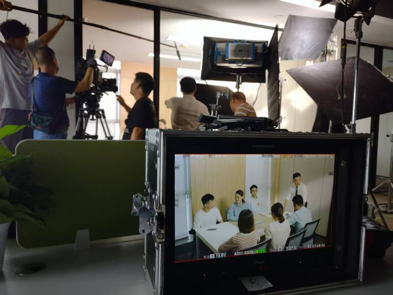 南召县TVC拍摄公司：科技产品视觉化大师，诠释未来感与功能美学